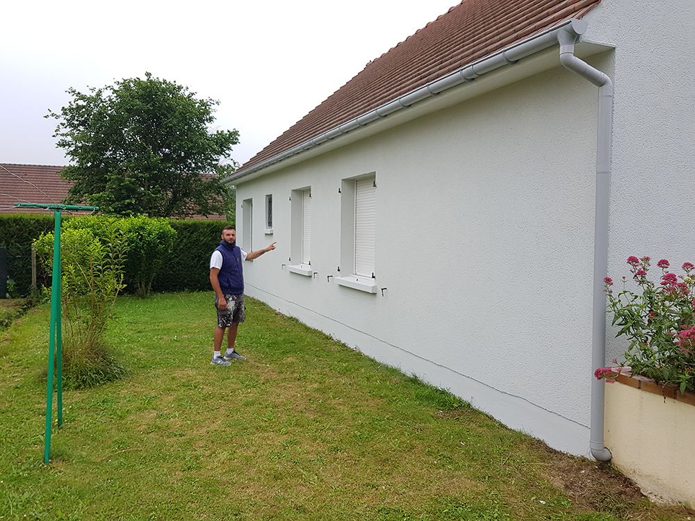 Pose d'une gouttière et d'une descente en zinc par JP Rénovation