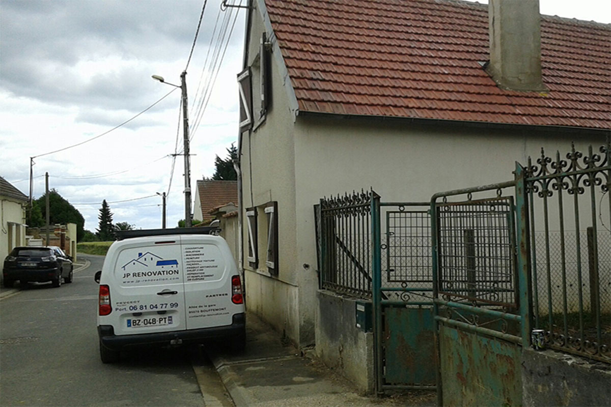Le véhicule JP Rénovation en intervention à Bouffemont dans le Val d'Oise