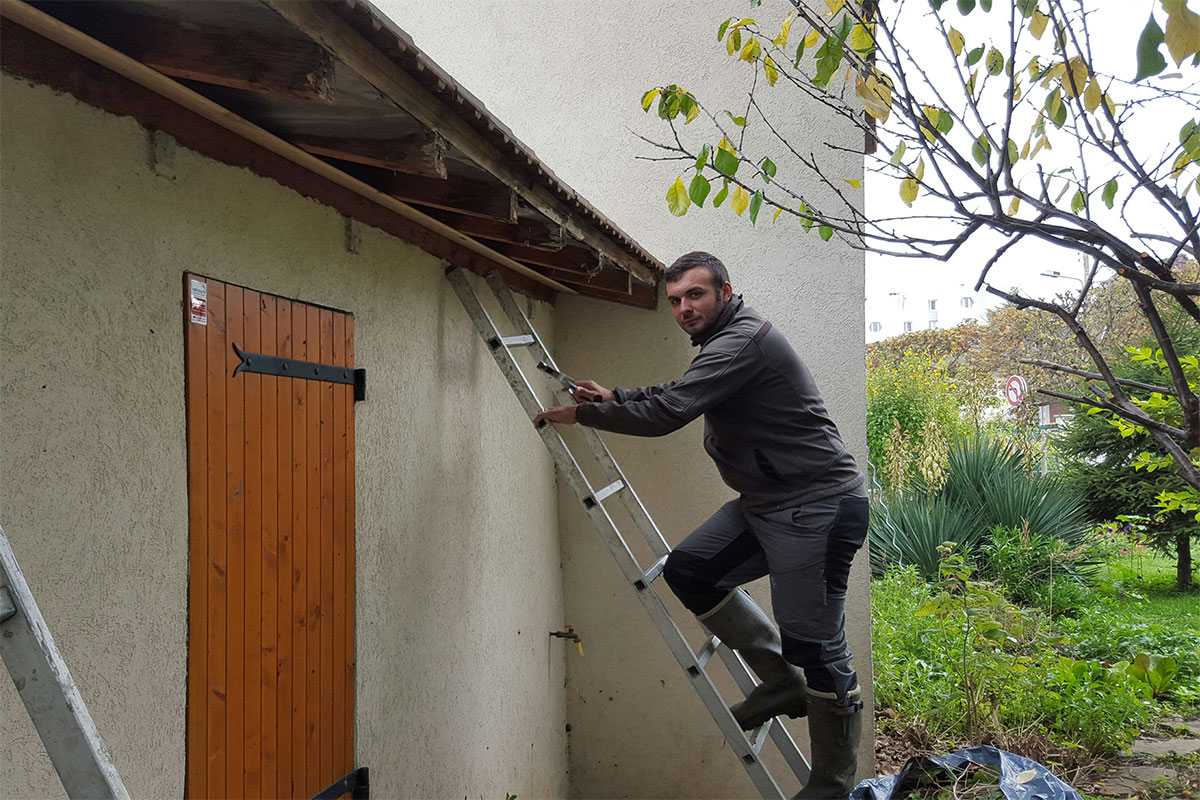 Couvreur JP Rénovation en intervention sur un débord de toiture
